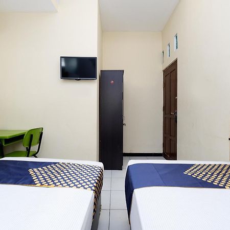 Super Oyo 2209 Solo Point Guest House Syariah Room photo