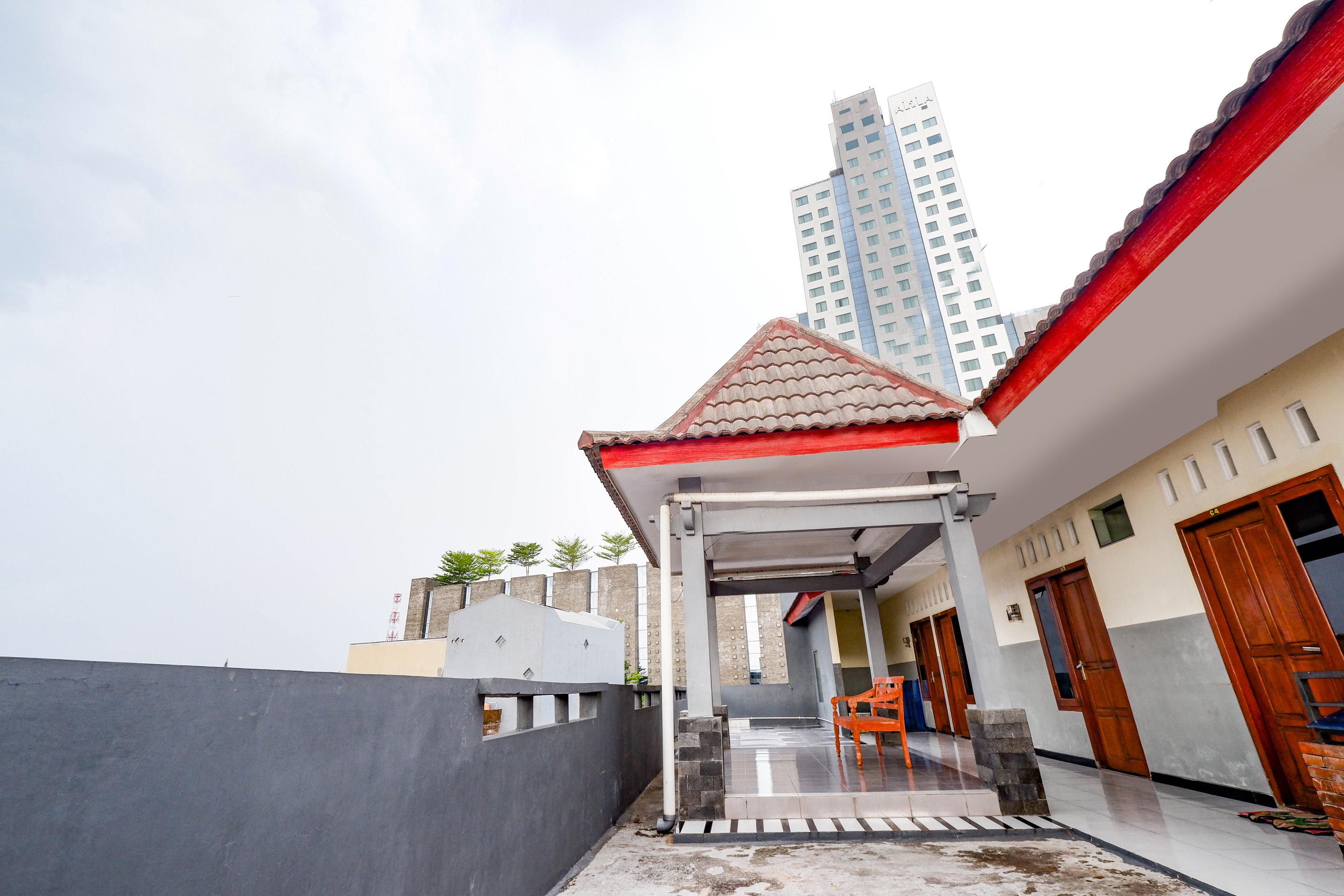 Super Oyo 2209 Solo Point Guest House Syariah Exterior photo