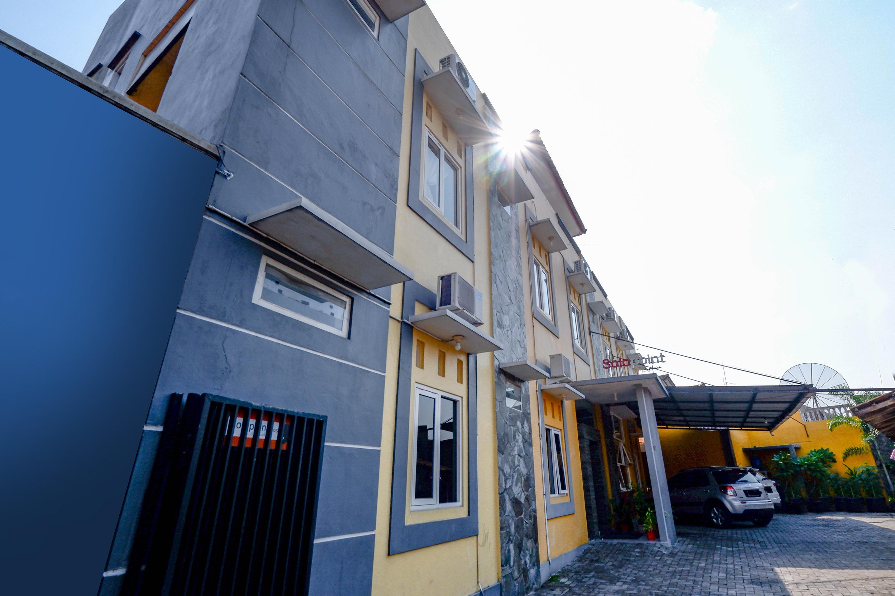 Super Oyo 2209 Solo Point Guest House Syariah Exterior photo