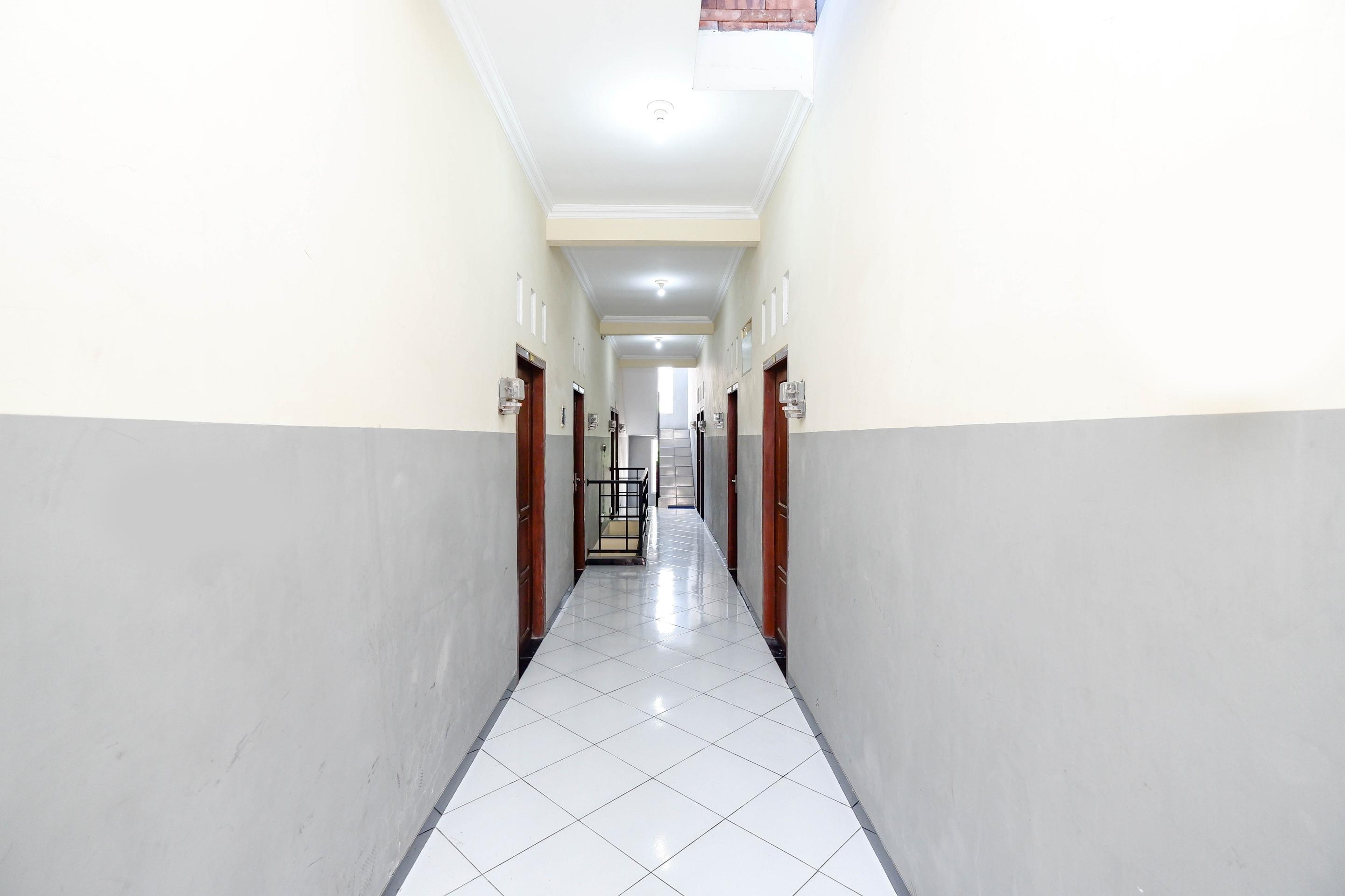 Super Oyo 2209 Solo Point Guest House Syariah Exterior photo