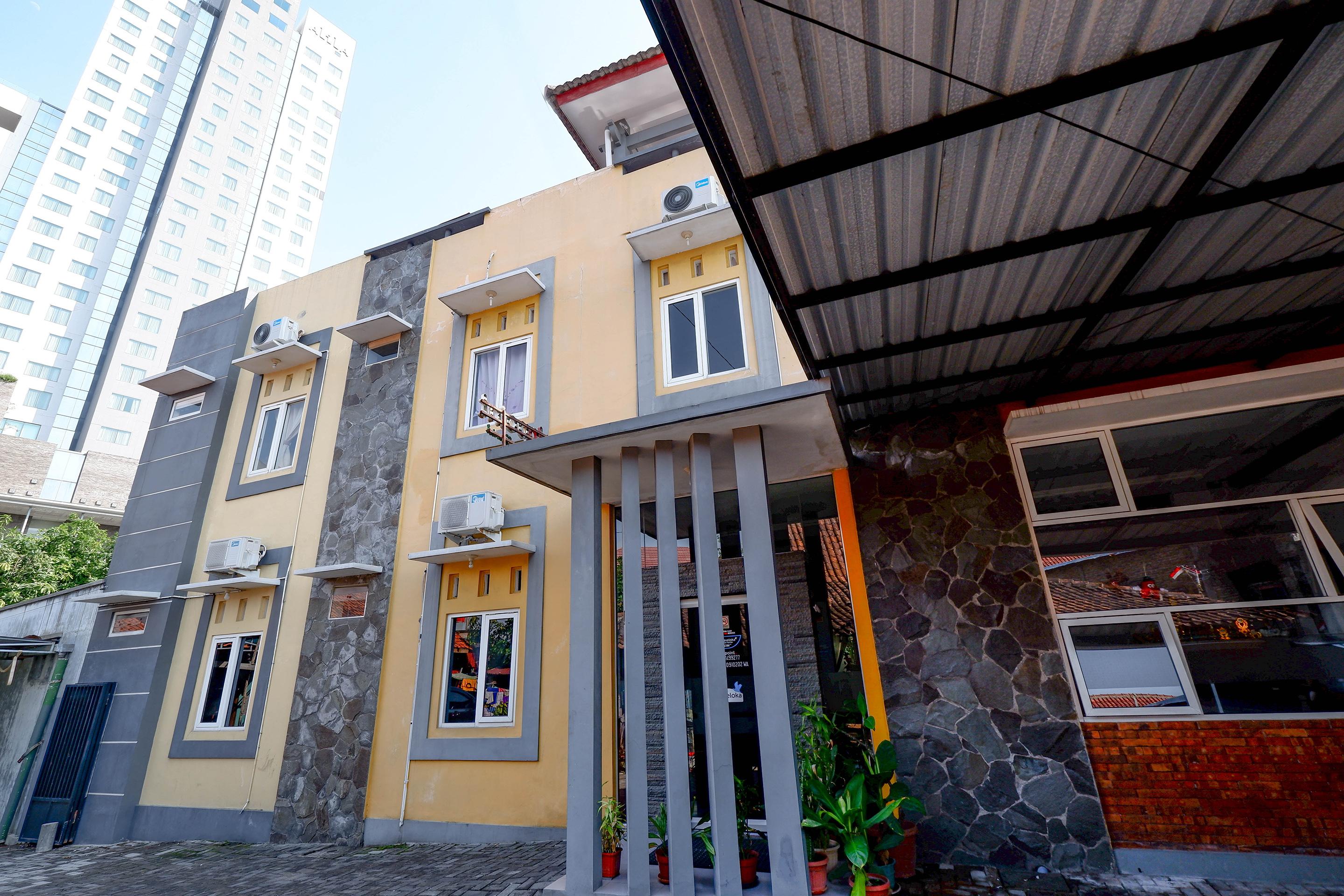 Super Oyo 2209 Solo Point Guest House Syariah Exterior photo