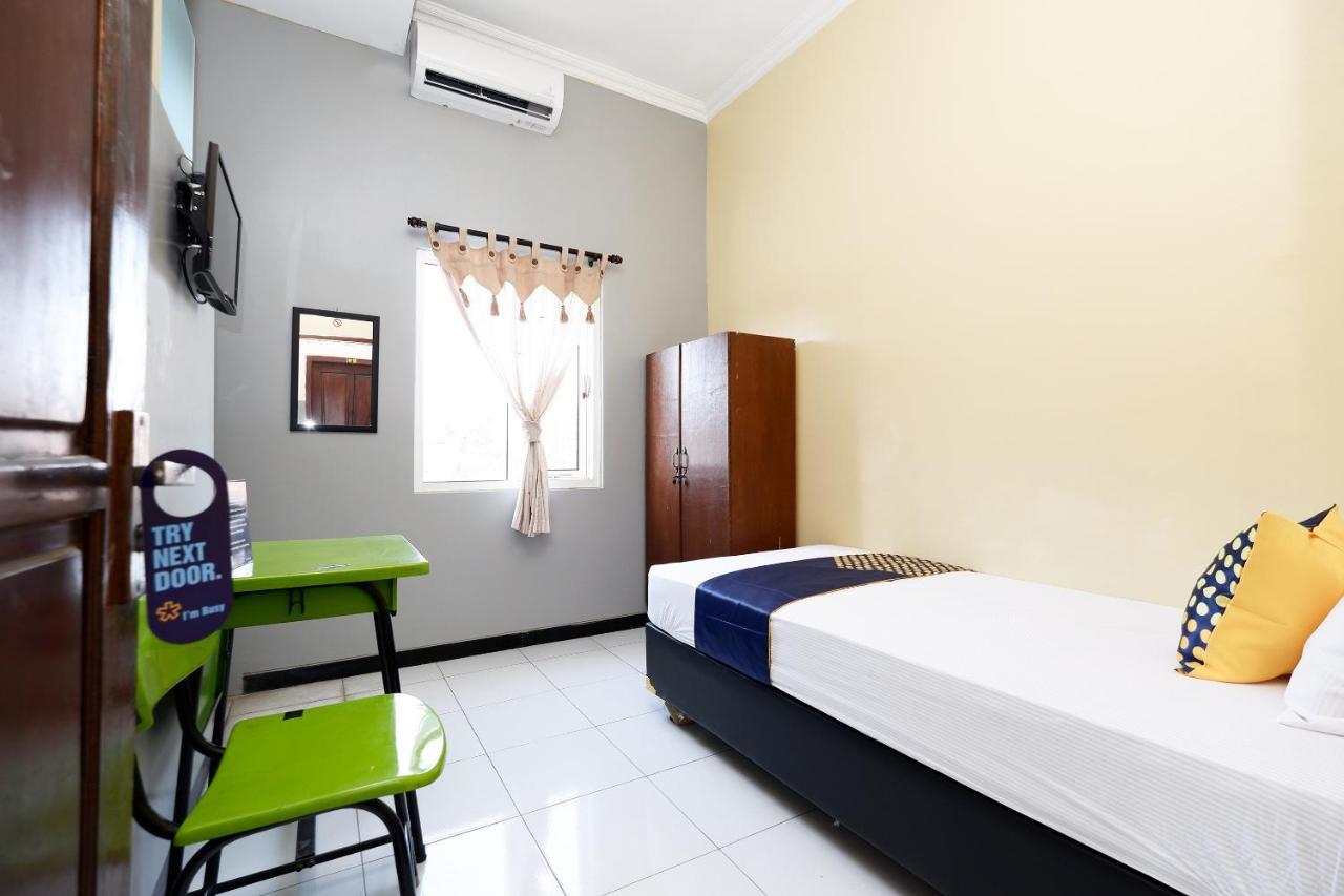 Super Oyo 2209 Solo Point Guest House Syariah Room photo