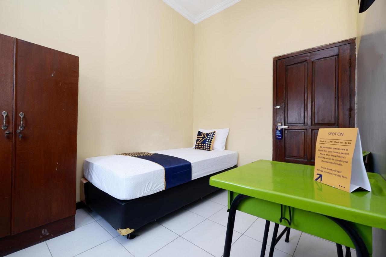 Super Oyo 2209 Solo Point Guest House Syariah Room photo